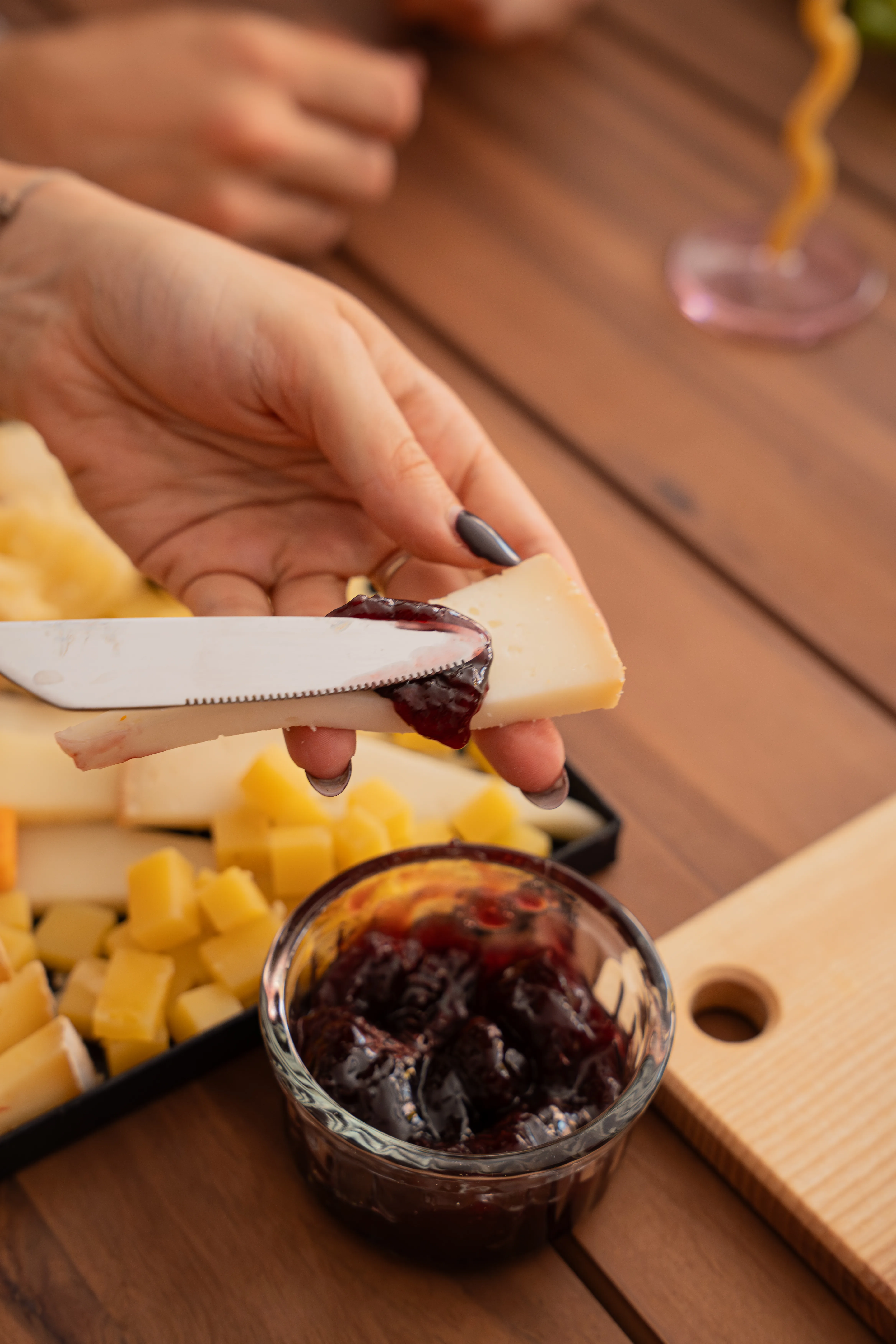 Morceau de fromage nappé de confiture sur la lame d'un couteau
