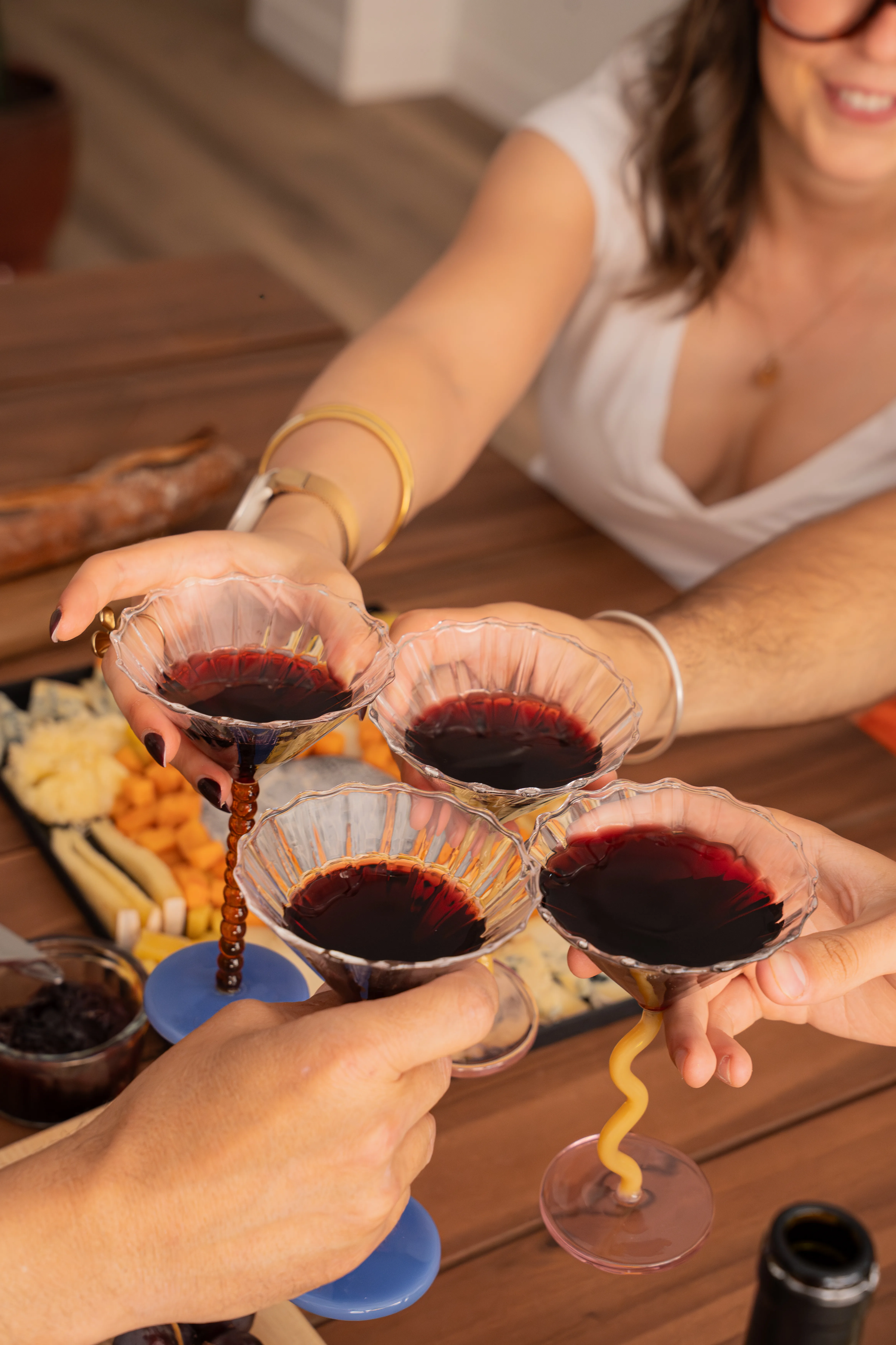 Convives trinquant avec des coupes de vin rouge