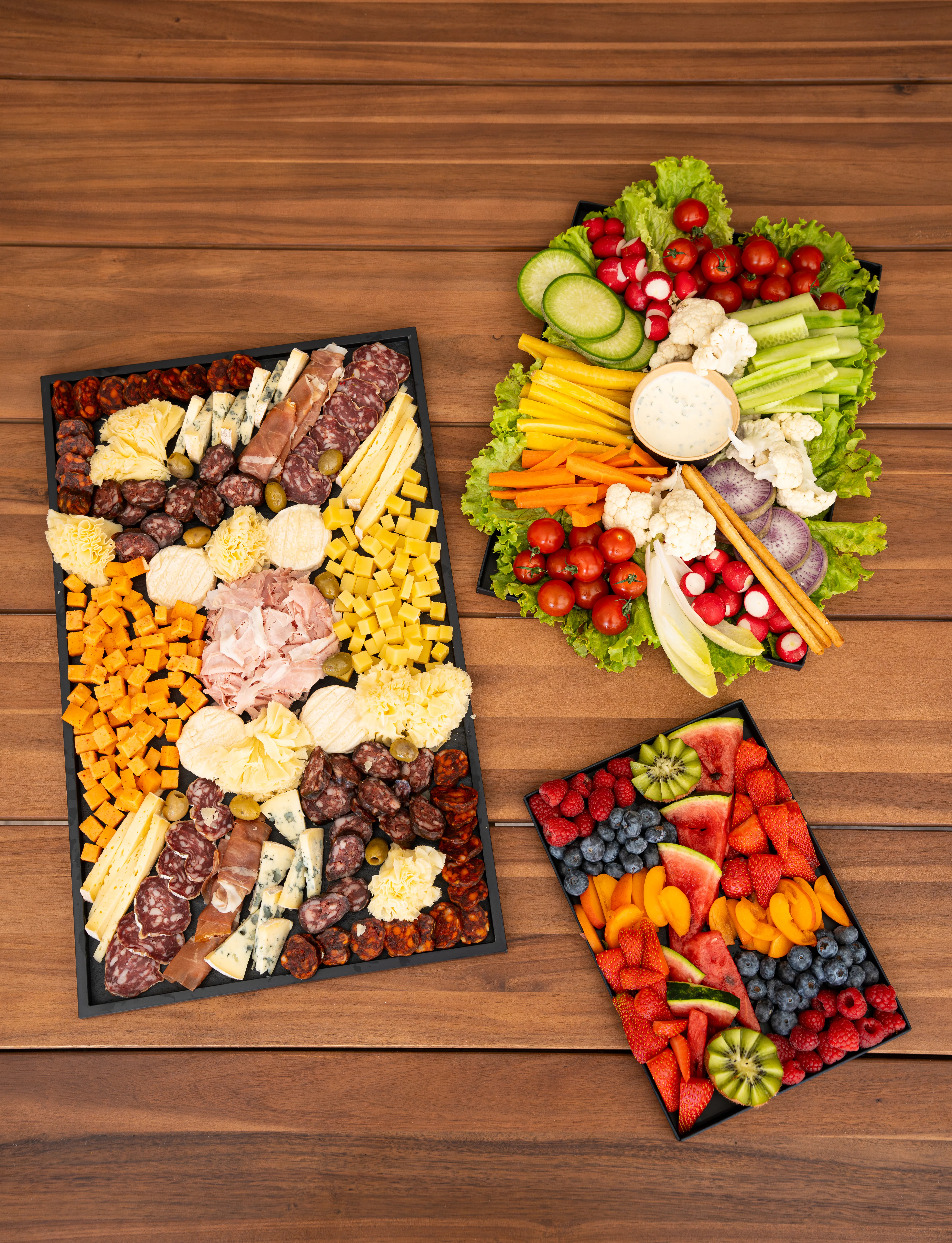 Trois planches Aperitiu : charcuterie-fromages, crudités et fruits frais
