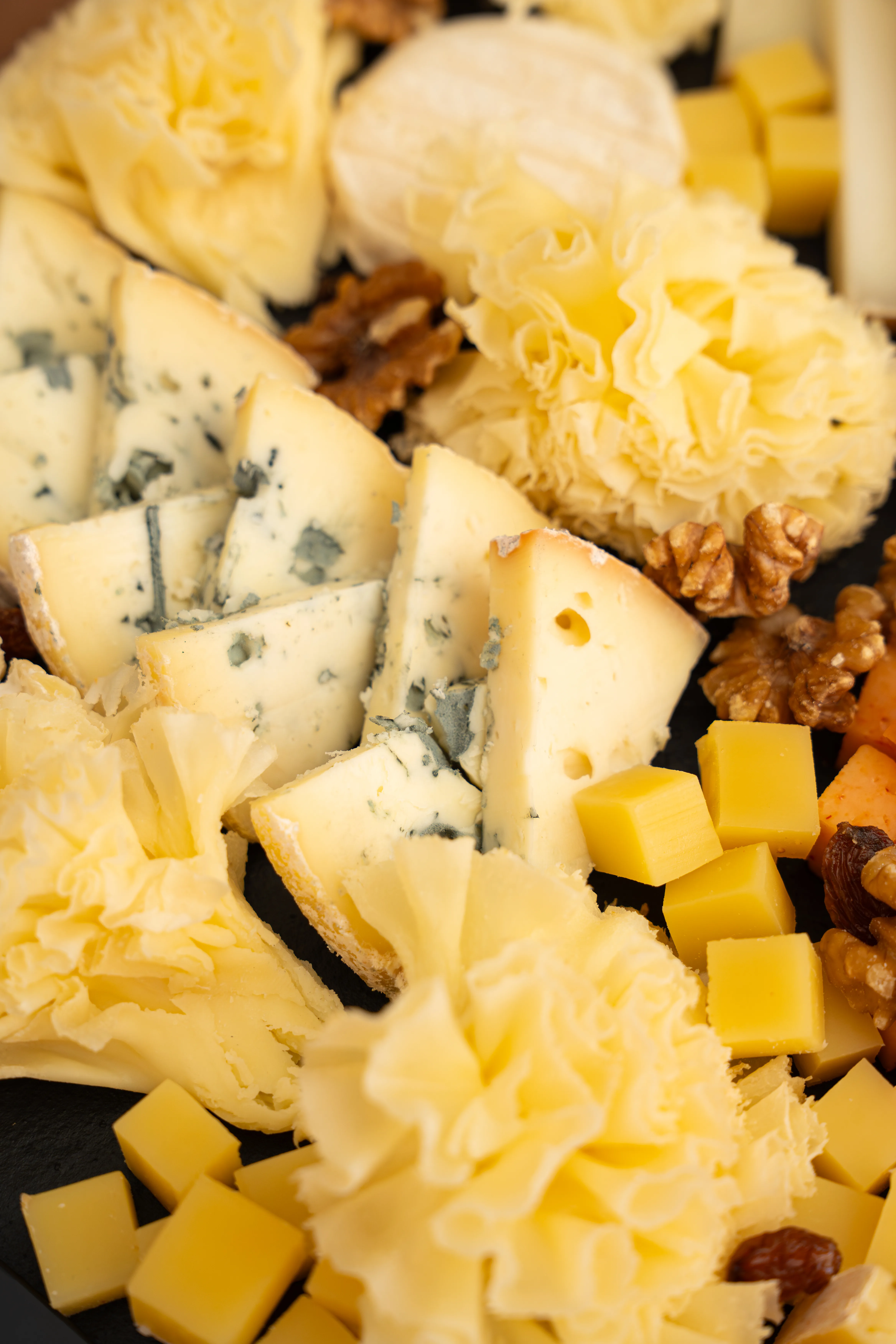 Plateau de fromages affinés (bleu, comté, brie) accompagnés de noix