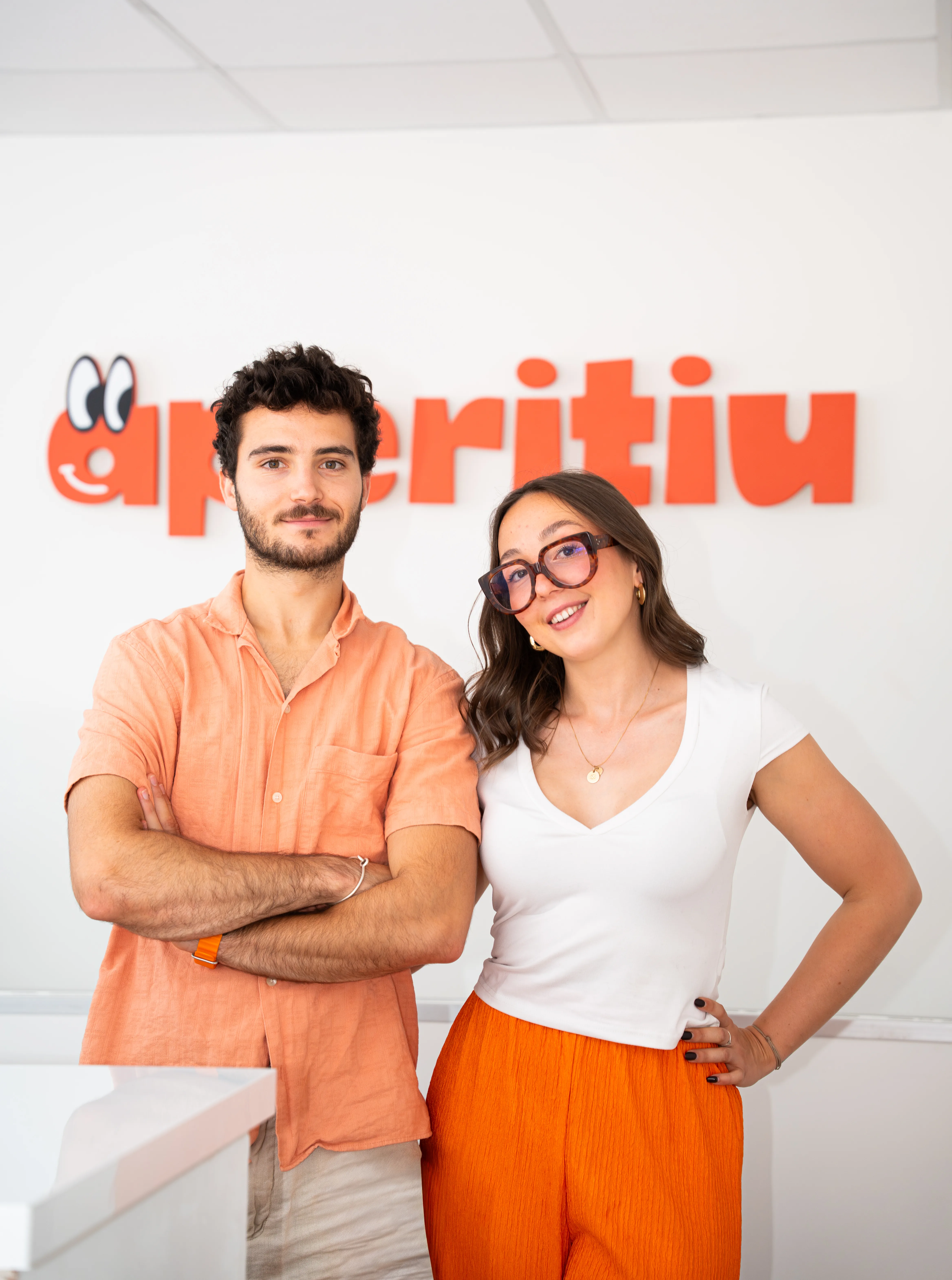 L'équipe Aperitiu devant le logo dans son atelier